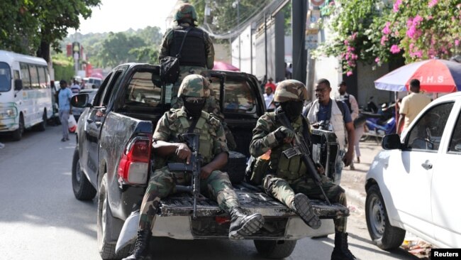 Fuerzas de seguridad haitianas patrullan afuera del Colegio Canado-Haitien a la llegada del primer ministro Garry Conilleas en Puerto Príncipe, Haití, el 6 de agosto de 2024. Otra fuga de reos volvió a suceder en la isla en medio del clima de violencia de las pandillas.