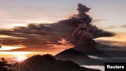 Gunung Agung terlihat mengeluarkan asap dan abu di Bali, Indonesia, 26 November 2017.