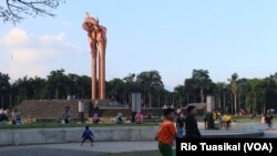 Monumen Bandung Lautan Api di Jawa Barat. (Foto: VOA/Rio Tuasikal)