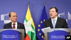 မြန်မာသမ္မတ ဦးသိန်းစိန် နဲ့ ဥရောပကော်မရှင်ဥက္ကဌ Jose Manuel Barroso တို့ ဥရောပမကော်မရှင်ဌာနချုပ်မှာ တွေ့ဆုံစဉ် (၅ မတ် ၂၀၁၃)