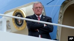 Acting national security adviser Keith Kellogg waits for the arrival of President Donald Trump at the top of the steps of Air Force One at Andrews Air Force Base, Md., Feb. 17, 2017.