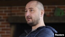 El periodista ruso Arkadi Babchenko fue encontrado baleado por la espalda en su casa de la perfieria de Kiev.