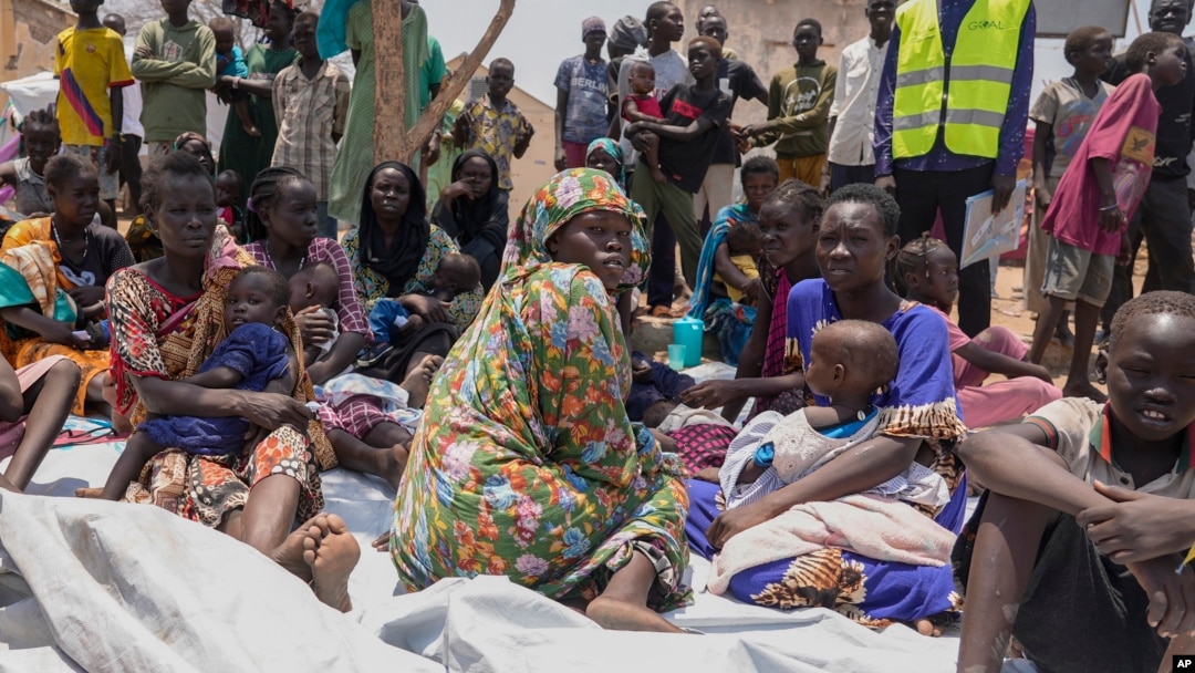 Les deux camps sont accusés de crimes de guerre pour avoir visé délibérément des civils, malgré la menace de famine qui pèse sur des millions de Soudanais.