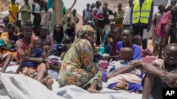 Les deux camps sont accusés de crimes de guerre pour avoir visé délibérément des civils, malgré la menace de famine qui pèse sur des millions de Soudanais.