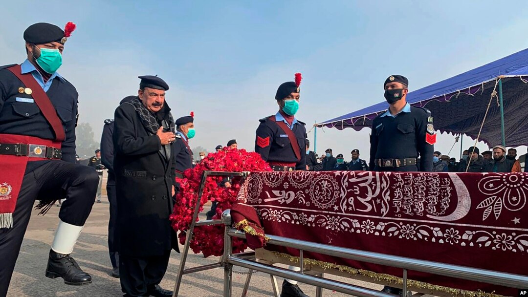 وەزیری ناوخۆی پاکستان شێخ ڕەشید ئەحمەد لە پرسەی ئەفسەرە کوژراوەکەدا