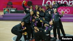 美國女子籃球隊戰勝法國贏得奧運金牌後合照