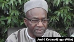 Le chef de file de l'opposition tchadienne, Saleh Kebzabo de l'UNDR Union Nationale pour le Renouveau et le Développement parle lors d'une conférence de presse à N’Djamena, 29 avril 2016. (VOA/André Kodmadjingar)