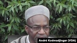 Le chef de file de l'opposition tchadienne, Saleh Kebzabo de l'UNDR Union Nationale pour le Renouveau et le Développement parle lors d'une conférence de presse à N’Djamena, 29 avril 2016. VOA/André Kodmadjingar 