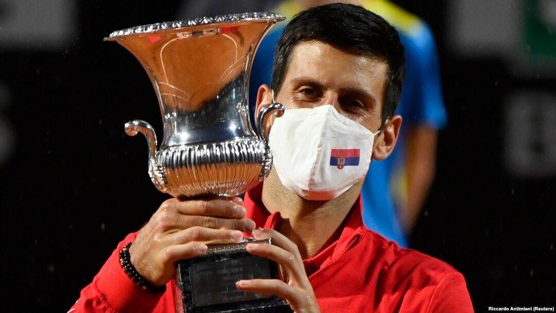 Novak Đoković sa trofejem namenjenom pobedniku turnira u Rimu (Foto: Reuters/Riccardo Antimiani) 