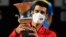 Novak Đoković sa trofejem namenjenom pobedniku turnira u Rimu (Foto: Reuters/Riccardo Antimiani) 