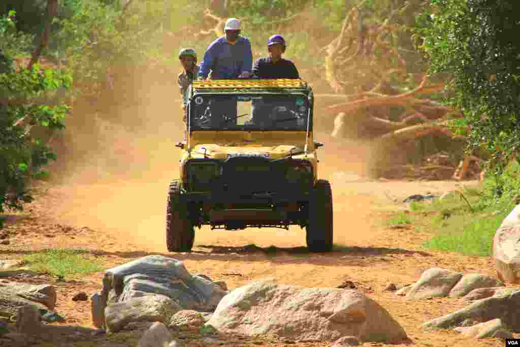 Car 7 finds its way to the next checkpoint, June 2, 2012. (VOA/Jill Craig)