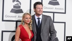 Miranda Lambert (kiri) dan Blake Shelton saat menghadiri penghargaan Grammy ke-56 di Staples Center, Los Angeles, 26 Januari 2014 (Foto: dok).