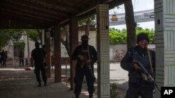 La police nicaraguayenne prend ses positions avant l'arrivée du président Daniel Ortega, à Masaya, au Nicaragua, le 13 juillet 2018. 