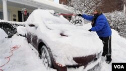 Muchos estadounidenses comenzaron la mañana tratando de liberar a sus automóviles de la nieve.