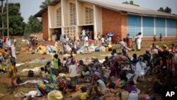 Des réfugiés musulmans devant une église à Boali en République Centrafricaine le 9 février 2014.