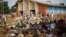 Des réfugiés musulmans devant une église à Boali en République Centrafricaine le 9 février 2014.
