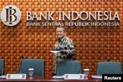 Gubernur Bank Sentral Perry Warjiyo tiba untuk media briefing di Kantor Pusat Bank Indonesia di Jakarta, 19 Januari 2023. (Foto: REUTERS/Ajeng Dinar Ulfiana)