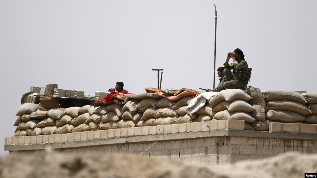 ARSIP - Para pejuang Pasukan Demokrasi Suriah mengambil posisi pengamatan diprovinsi Raqqa, bagian utara Suriah (27/5). (foto: REUTERS/Rodi Said)