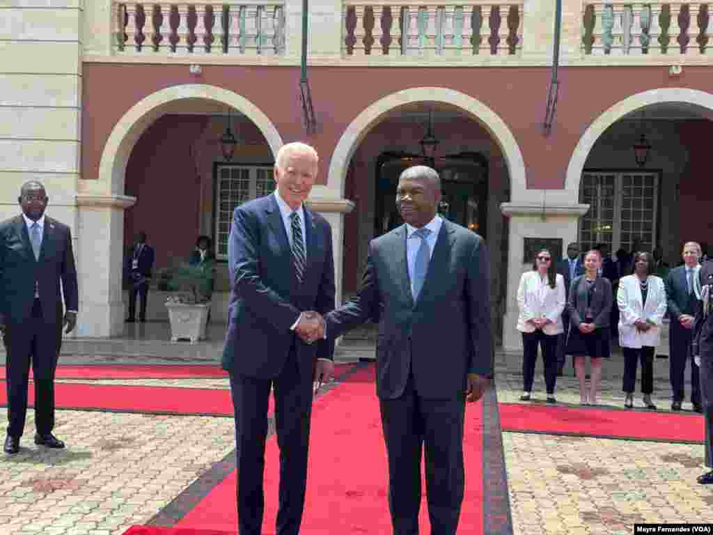 Rais Biden akisalimiana na mwenyeji wake Rais Lourenco,