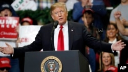 El presidente Donald Trump en un evento de campaña el lunes 26 de noviembre de 2018, en Biloxi, Mississippi.