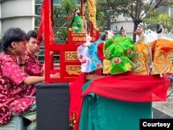 Anggota Rumah Cinwa peragakan wayang potehi. (Foto: courtesy)