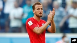 L'Anglais Harry Kane applaudit les supporteurs après le match pour la troisième place entre l'Angleterre et la Belgique à la Coupe du monde de football 2018 au St Petersburg Stadium à Saint-Pétersbourg, Russie, 14 juillet 2018.