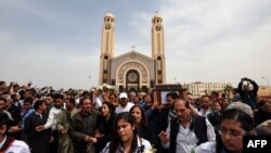 Quelques personnes portent le cercueil de l'une des victimes de l'explosion de l'église copte chrétienne Saint Marc à Alexandrie, le 10 avril 2017.