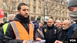 A metro driver collects donations supporting the public transport strike, Jan. 9, 2020. (Lisa Bryant/VOA)