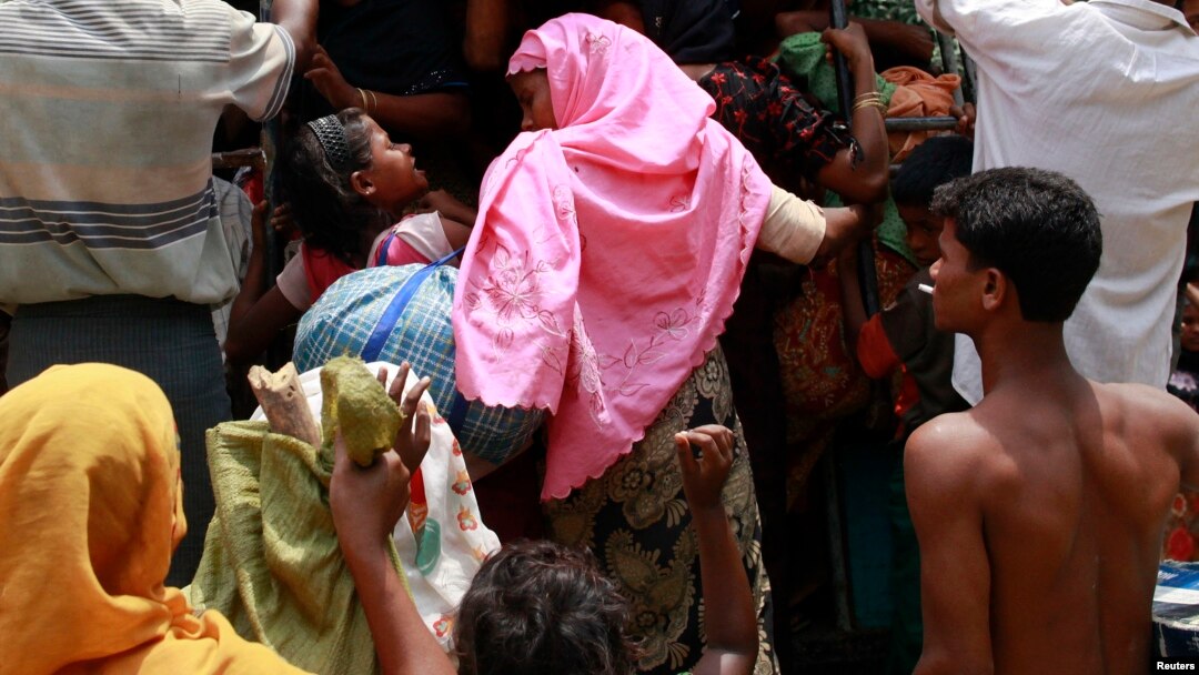 People from a Rohingya internally displaced persons (IDP) camp board a vehicle to their camp after waiting out cyclone Mahasen in a mosque outside of Sittwe, Burma, May 17, 2013. 