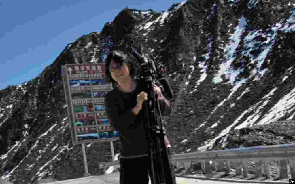 美国之音记者何宗安在夹金山顶踏雪工作