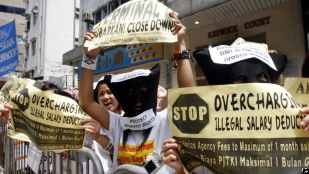 Pekerja migran Indonesia melakukan protes di depan Konjen Indonesia di Hong Kong (foto:dok) 