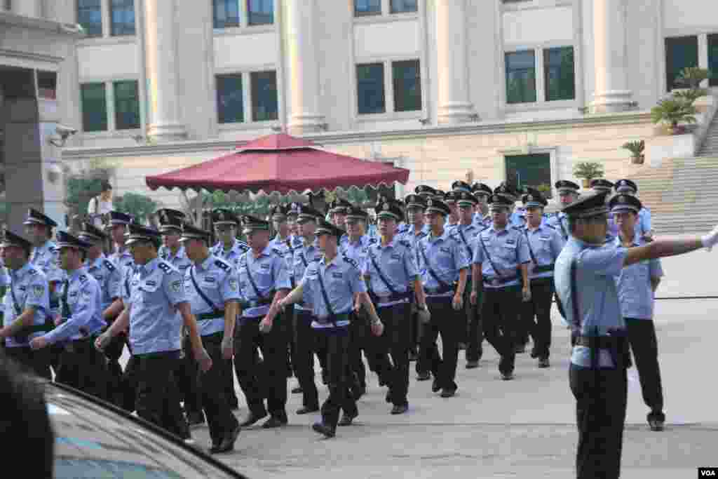 濟南中級人民法院前加強了警力