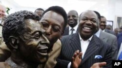 Le président Ali Bongo Ondimba du Gabon. à droite, regarde la légende du football brésilien Pelé embrasser sa statue lors de son inauguration au Stade De L'Amitie Stadium à Libreville, Gabon, 9 février 2012.