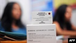 Indonesian patients listen to a doctor during a medical consultation about sexually transmitted diseases (STDs) at a clinic in Denpasar on the resort island of Bali on December 10, 2010 (file photo).