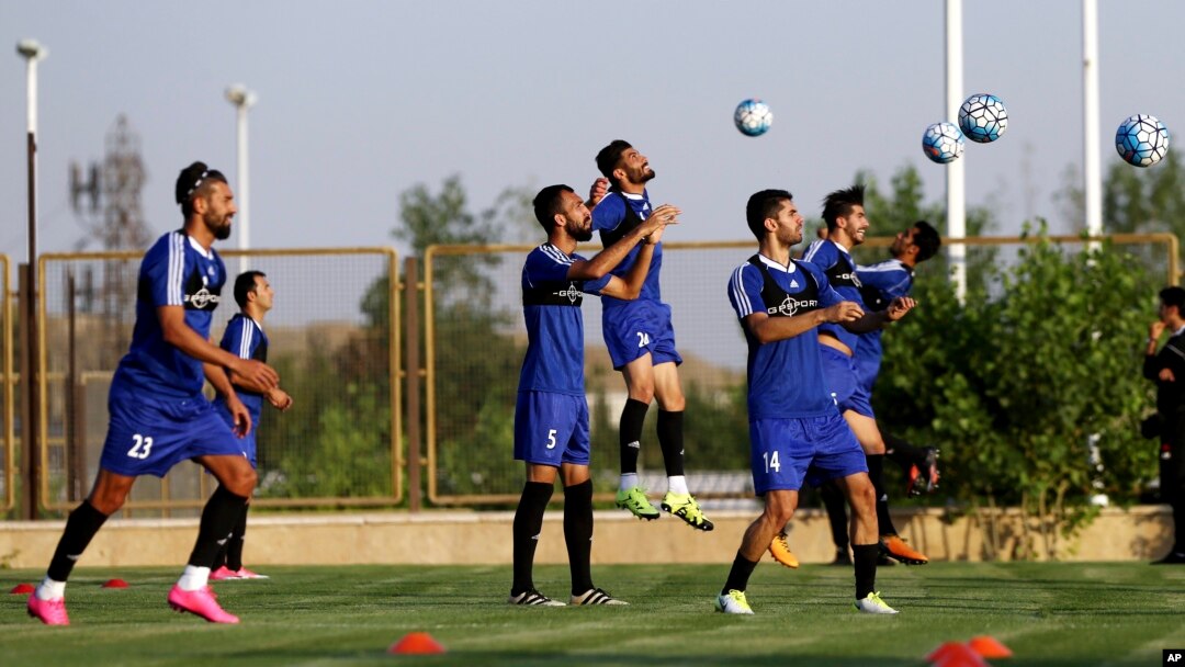 Pemain tim sepak bola Iran berlatih di Tehran, Iran, 4 September 2017.
