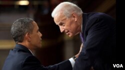 El presidente Barack Obama y el vicepresidente Joe Biden, tras finalizar la sesión conjunta de ambas cámaras del Congreso.