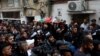 Ribuan warga Palestina menghadiri pemakaman remaja Mahdi Hashash (15 tahun), di kota Nablus, Tepi Barat hari Rabu (9/11). 