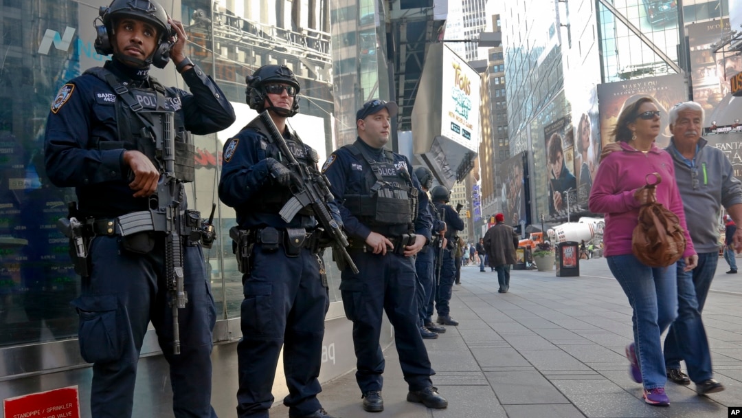 Anggota unit anti-teror polisi kota New York (NYPD) melakukan patroli di kawasan Times Square, Manhattan, Jumat (4/11).