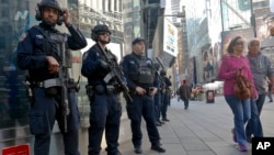 Anggota unit anti-teror polisi kota New York (NYPD) melakukan patroli di kawasan Times Square, Manhattan, Jumat (4/11).