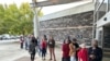 Des électeurs font la queue pour voter dans la banlieue d'Atlanta de Tucker, le mardi 15 octobre 2024, le premier jour du vote anticipé en personne en Géorgie. (AP Photo/Jeff Amy)