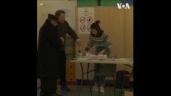法国选民15日参加市长选举投票
