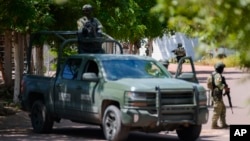 ARCHIVO - Soldados patrullan durante un operativo en un barrio de Culiacán, en el estado de Sinaloa, México, el jueves 19 de septiembre de 2024. (Foto: AP)