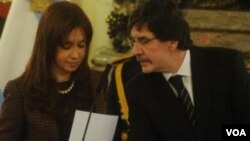 El nuevo ministro de Educación, Alberto Sileoni, dijo que el manual es usado para fomentar el debate y la formación de los docentes.