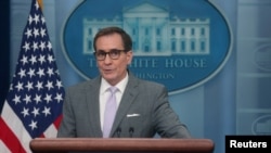 Koordinator Komunikasi Strategis Dewan Keamanan Nasional AS, John Kirby, berbicara dalam konferensi pers di Gedung Putih, Washington, pada 23 Oktober 2023. (Foto: Reuters/Leah Millis)