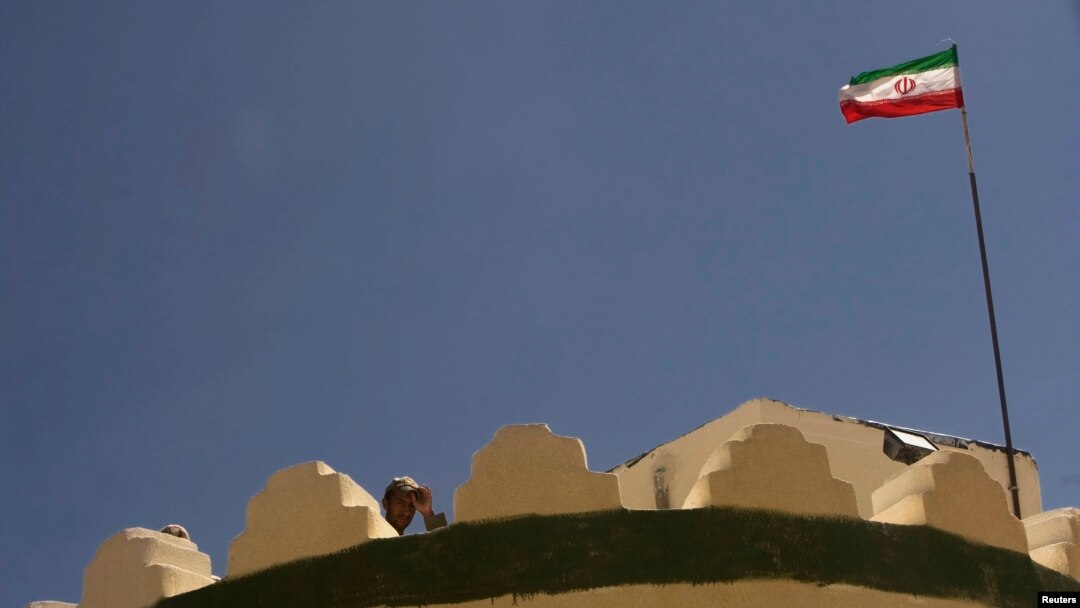 Seorang polisi Iran sedang berjaga di menara pengawas di perbatasan Iran-Afghanistan dekat Zabol, 1,605 kilometer tenggara Teheran (Foto: dok). Kawanan pria bersenjaa telah membunuh 14 penjaga Iran di perbatasan dengan Pakistan, Jumat (26/10).