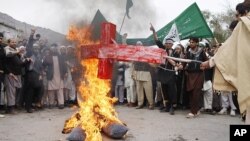 Celalabad'da Başkan Obama'nın maketini yakan Afgan göstericiler