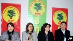Hevseroka BDP'ê ya Dîyarbekirê Zubeyde Zumrut di civîneke ragihandinê de bi sîyasetvanên Kurd Leya Zana, Emine Ayna û Altan Tan re xwane dibe