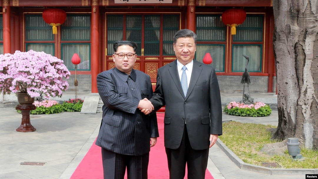Lãnh tụ Kim Jong Un bắt tay Chủ tịch Tập Cận Bình ở Bắc Kinh.