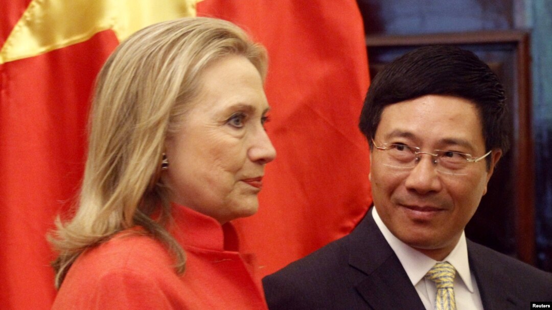Ngoại trưởng Hoa Kỳ Hillary Clinton và Bộ trưởng Ngoại giao Việt Nam Phạm Bình Minh tại Hà Nội, ngày 10/7/2012