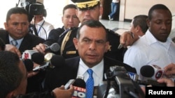 El presidente hondureño Porfirio Lobo habla con los medios. El fin de semana amenazó con enviar aviones para abrirse paso en el Golfo de Fonseca.